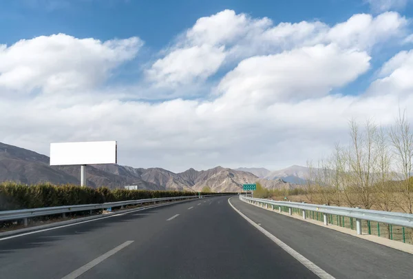 Nagy billboard és gyorsforgalmi Tibetben — Stock Fotó