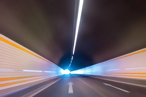 Snelweg tunnel met auto rijden motion blur — Stockfoto