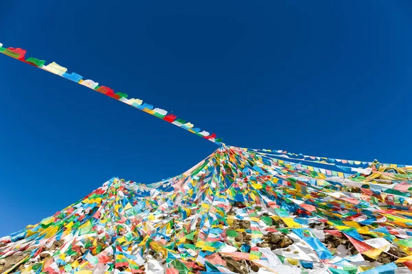 The wind-horse flags against a blue sky — Stock Photo, Image