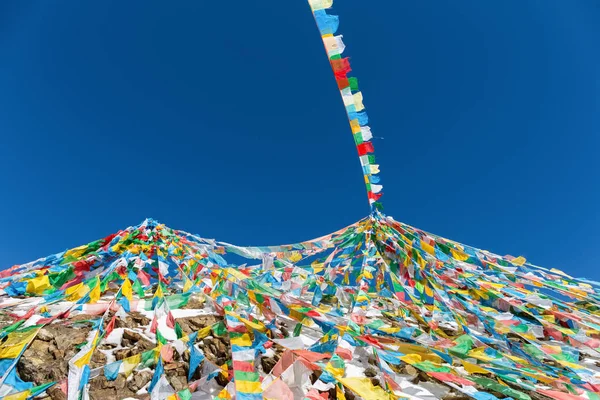 Vind-häst flaggor mot en blå himmel i tibet — Stockfoto