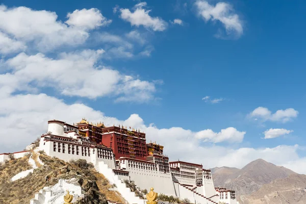 The potala palace against a blue sky — Stock Photo, Image