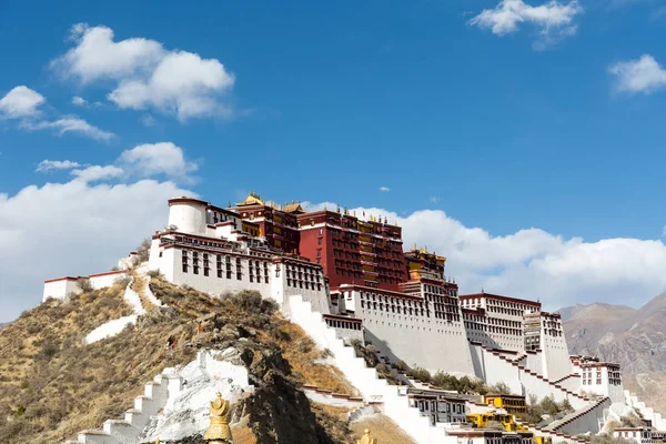 The potala palace against a sunlight sky — Stock Photo, Image