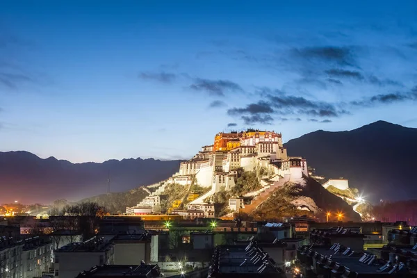 Overlook of the potala palace in nightfall — Stock Photo, Image