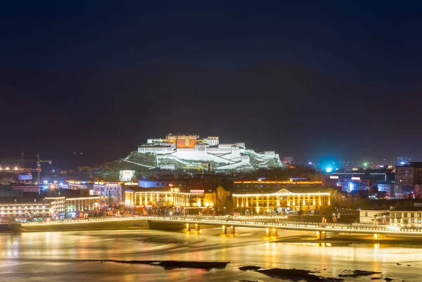 Lhasa şehrinin gece çekimi — Stok fotoğraf