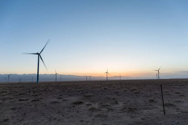 Parc éolien au coucher du soleil — Photo