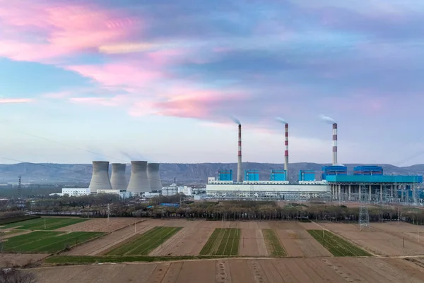 Теплоэлектростанция на закате — стоковое фото