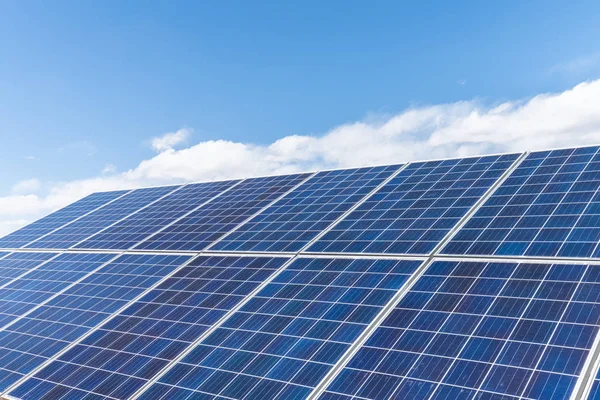 Primer plano de los paneles de energía solar — Foto de Stock