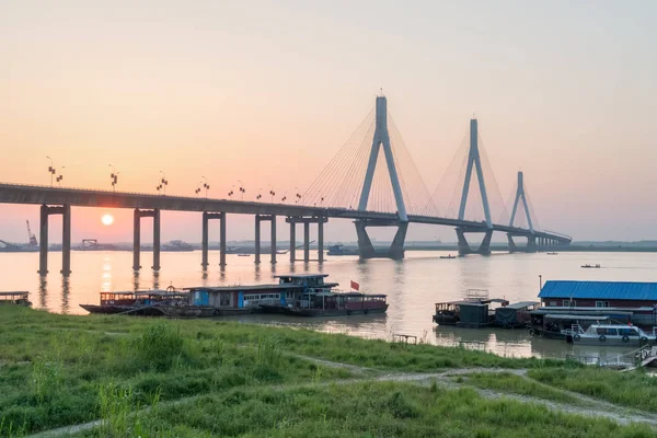 Dongting ponte do lago com pôr do sol — Fotografia de Stock