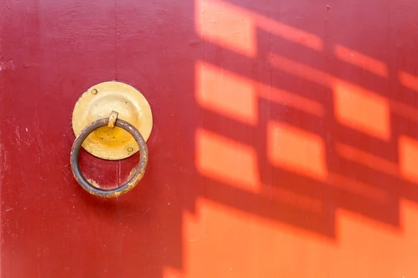 Porta del palazzo tradizionale con luce solare — Foto Stock