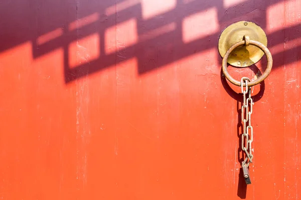 Porta del palazzo tradizionale con luce solare — Foto Stock