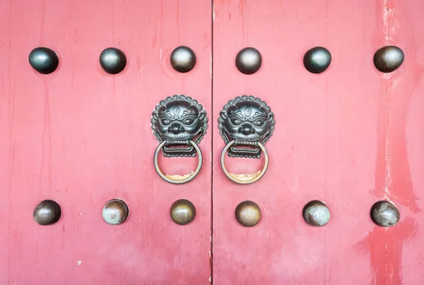 Porta do palácio tradicional batedor — Fotografia de Stock