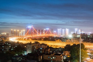 Wuhan köprü gece görünümü