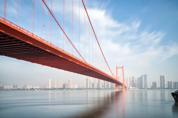 オウム武漢長江大橋をショールします。 — ストック写真