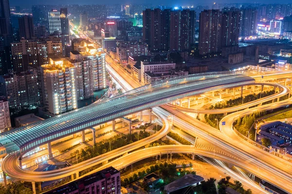 Intercambio futurista de la ciudad por la noche —  Fotos de Stock