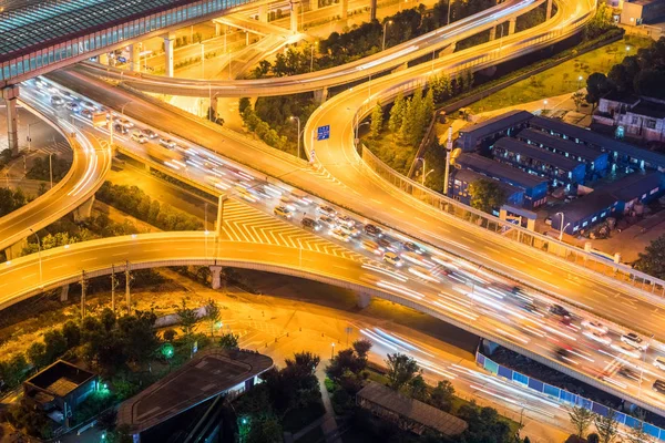 Primer plano de paso elevado en la noche — Foto de Stock