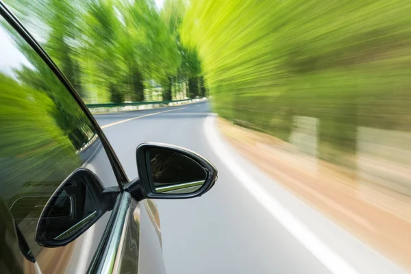 Bil som kör med grön rörelse oskärpa — Stockfoto