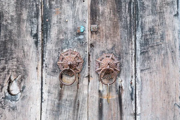 Porta in legno invecchiato bussare — Foto Stock