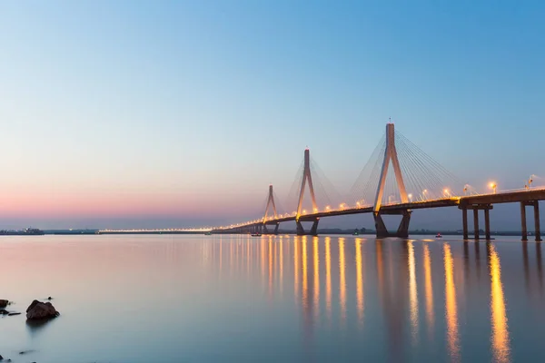 Pont suspendu par câble à la tombée de la nuit — Photo