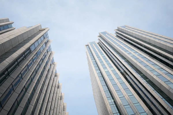 Modern binanın yukarı doğru görünümü — Stok fotoğraf