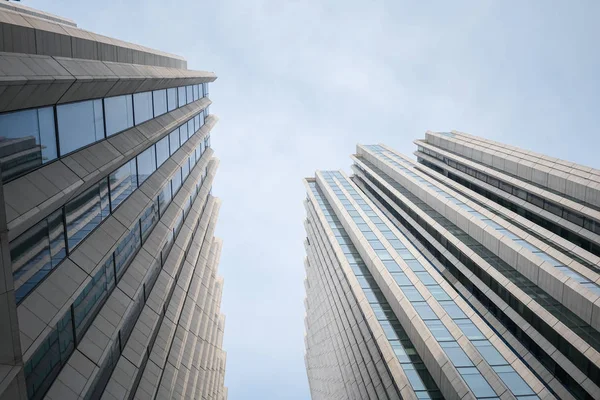 Modern binanın yukarı doğru görünümü — Stok fotoğraf