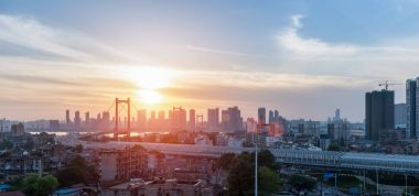 Wuhan papağan shoal yangtze Nehri Köprüsü'nde Günbatımı
