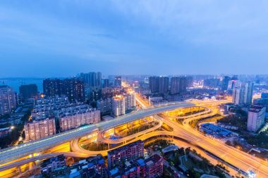Şehir Kavşağı Üstgeçit nightfall içinde