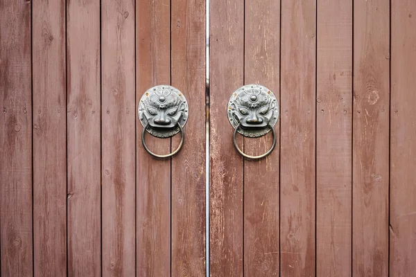 Tradycyjne drewniane drzwi — Zdjęcie stockowe