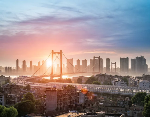 夕暮れ時に吊り橋 — ストック写真