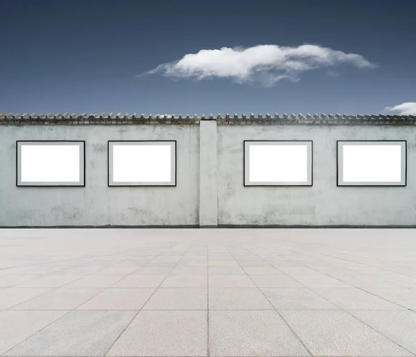 Marco en blanco en la pared con cielo azul — Foto de Stock
