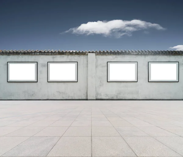 Moldura em branco na parede com céu azul — Fotografia de Stock