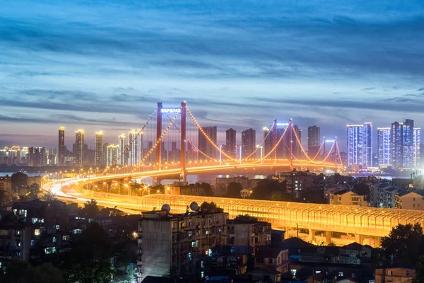 Wuhan Hängebrücke in der Dunkelheit — Stockfoto