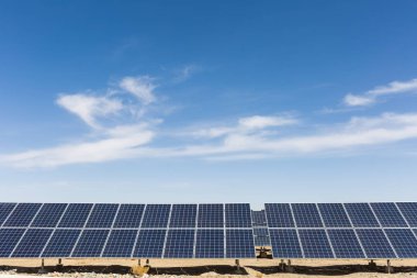 Mavi gökyüzü ile güneş enerjisi