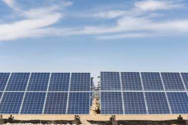 Mavi gökyüzü ile güneş enerjisi