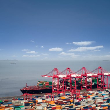 okyanus konteyner gemisi dock cihazı üzerindeki