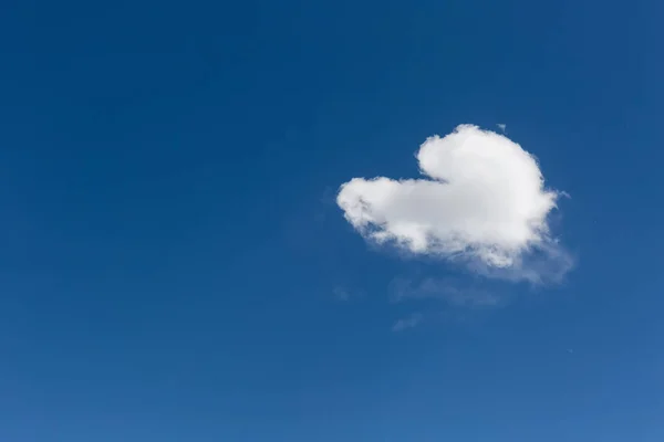 Nuage en forme de coeur — Photo