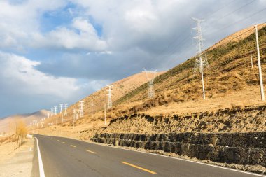 sonbaharın Plato üzerinde boş yol