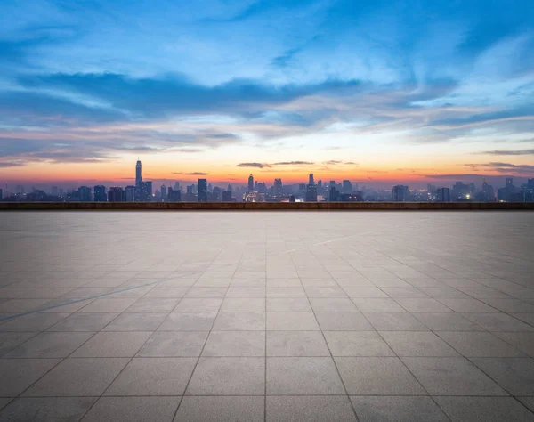 Empty floor with city skyline — Stock Photo, Image