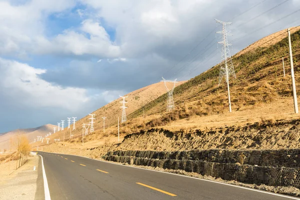 sonbaharın Plato üzerinde boş yol