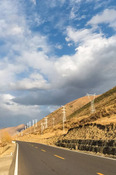 sonbaharın Plato üzerinde boş yol