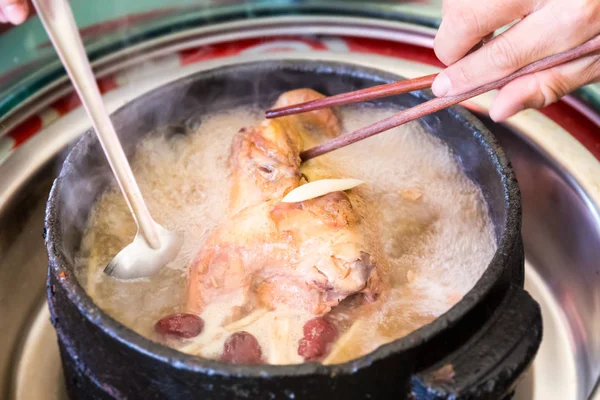 Motuo stone pot of chicken — Stock Photo, Image