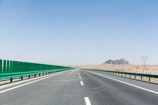 Motorvei på gobi-ørkenen – stockfoto
