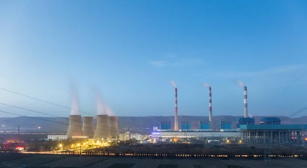 Kraftwerk bei Einbruch der Dunkelheit — Stockfoto