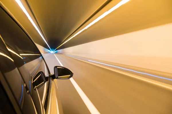 Bil som kör snabbt avsluta tunneln — Stockfoto