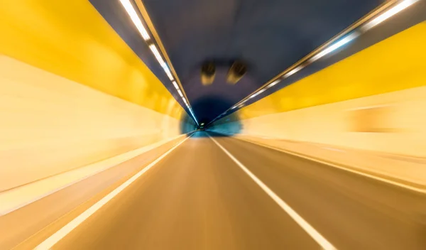 Bewegungsunschärfe im Tunnel — Stockfoto