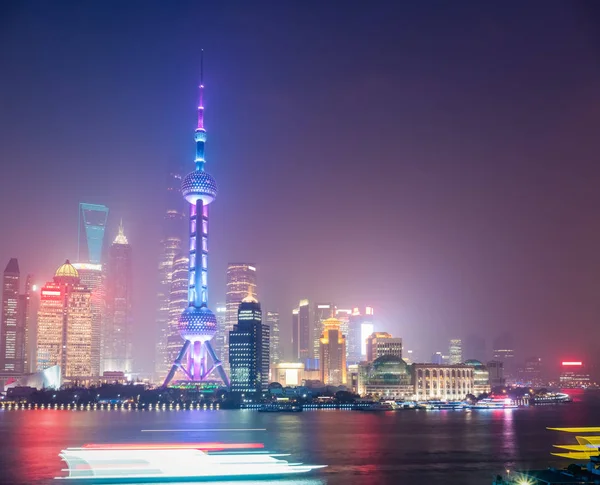 Shanghai in notte di nebbia — Foto Stock