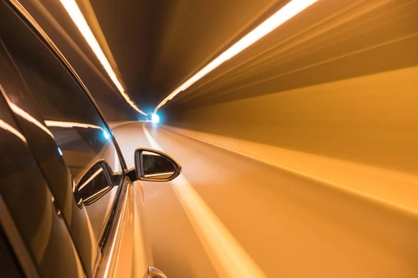 Carro dirigindo saída rápida do túnel — Fotografia de Stock