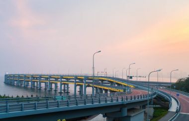 günbatımı Dalian Körfez Köprüsü