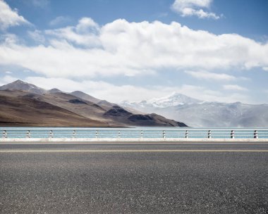 Tibet'te kutsal Gölü olan yol