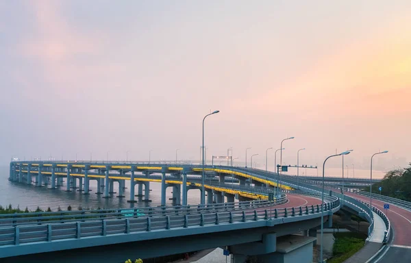 Dalian bay bridge al tramonto — Foto Stock