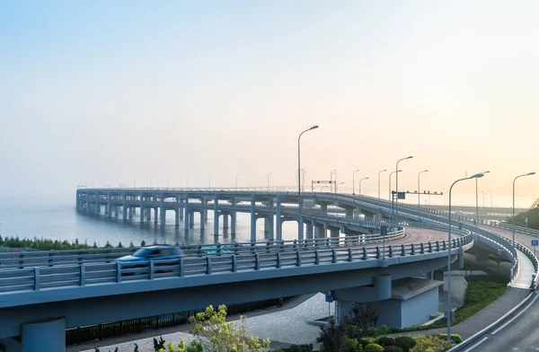 Dalian Bay Bridge ao entardecer — Fotografia de Stock